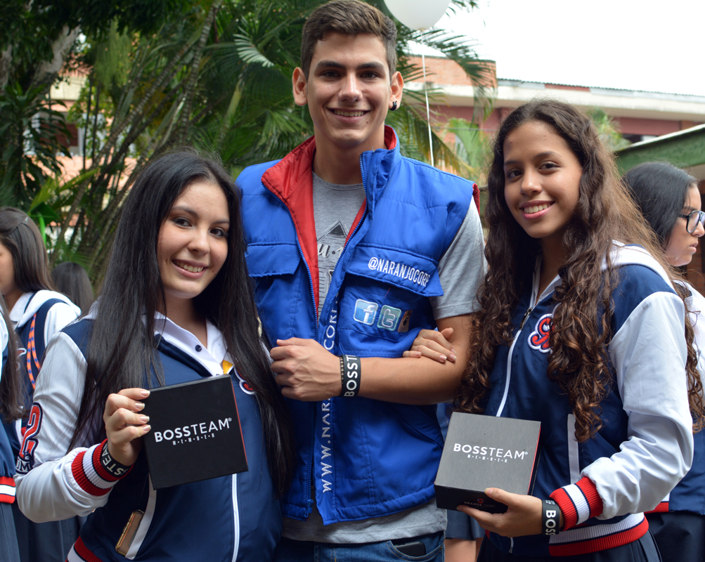 Grupo de personas reunidas como parte de la comunidad Bossteam.