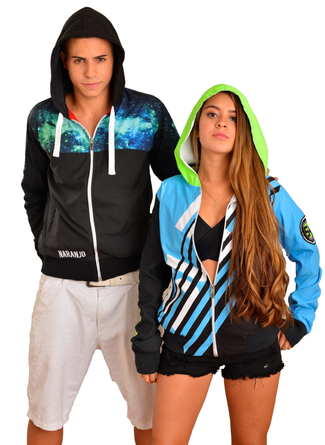 Dos personas con chaquetas deportivas personalizadas de Orange Corp.