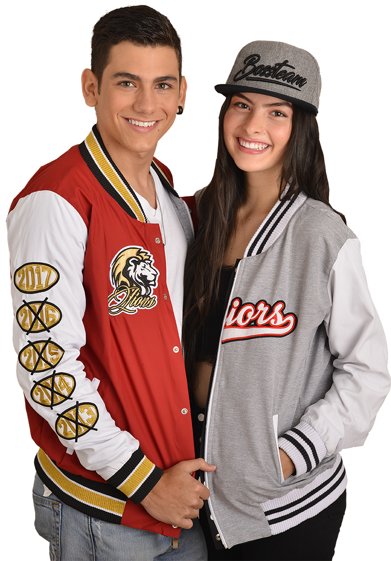 Dos personas con chaquetas varsity personalizadas de Orange Corp.